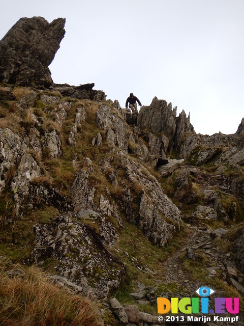 DSCN0197 Marijn climbing down Watkin's path